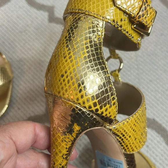 Michael Michael Kors Amos Gold Yellow Metallic Leather Ankle Strap sandals heels - Picture 4 of 17